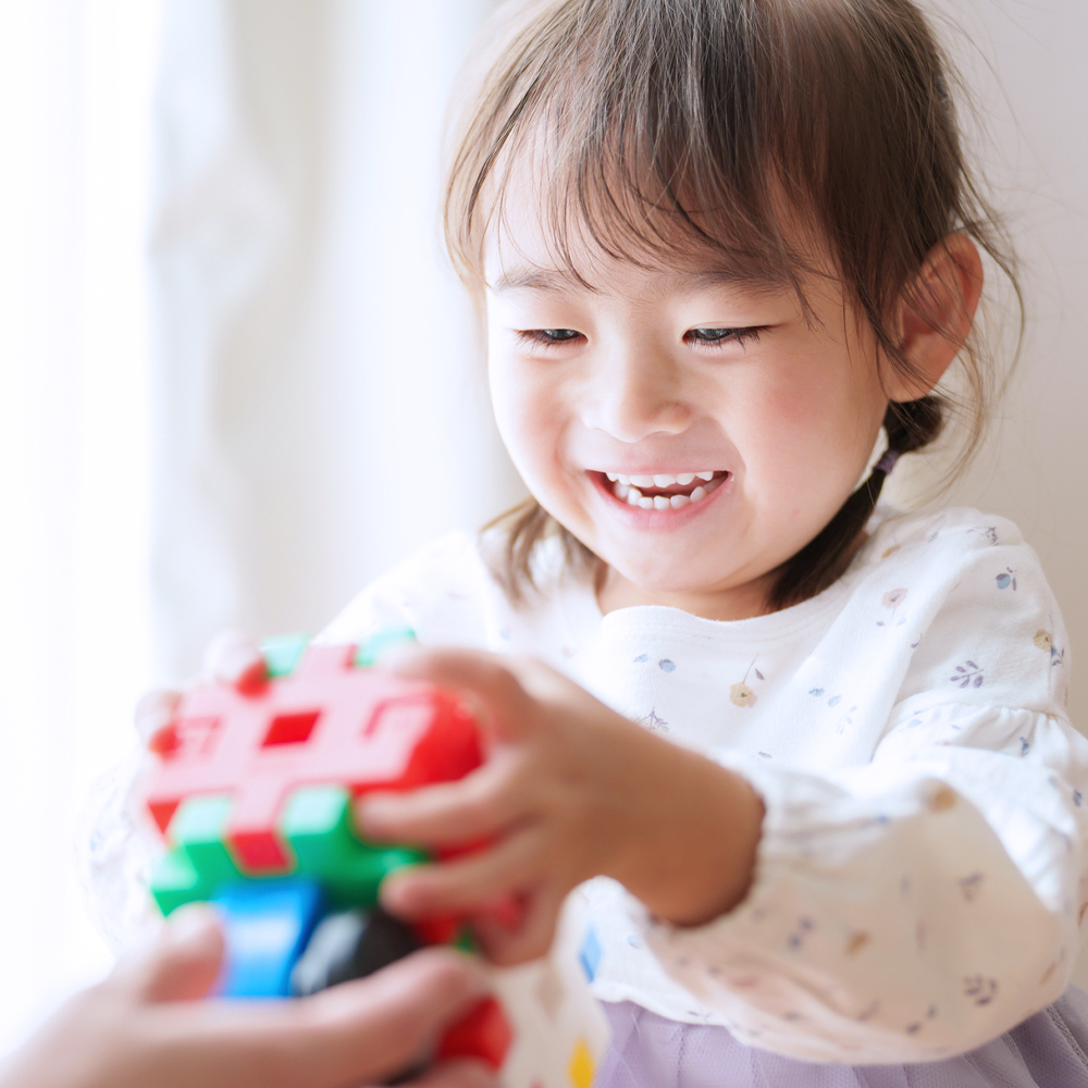 笑顔で遊ぶ子ども